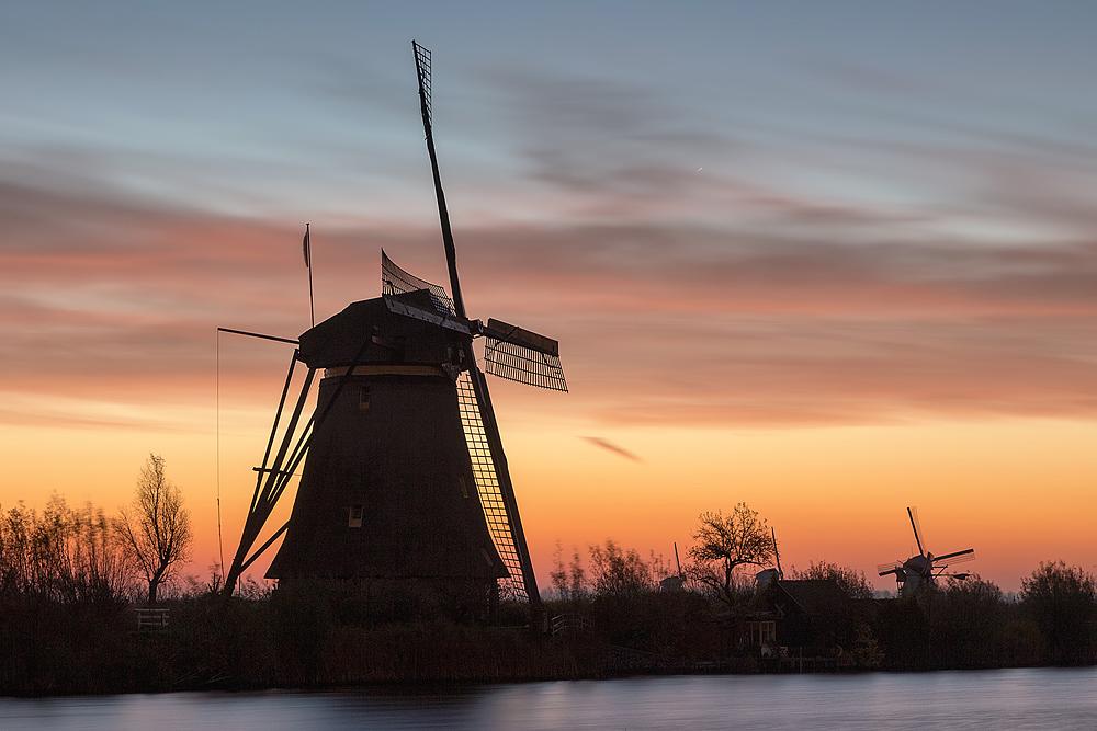 4, Molen 12589 Overwaard Molen No.2 (Kinderdijk), De molen een uur voor de zonsopkomst.  Bram van Broekhoven (17-11-2012). | Database Nederlandse molens