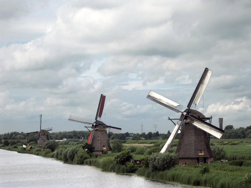 1, Molen 01503 Overwaard Molen No.3 (Kinderdijk), Abel van Loenen (27-7-2013).Een pracht uitzicht op Molen Overwaard no. 3 met in het midden no. 2 en links no. 1.  | Database Nederlandse molens
