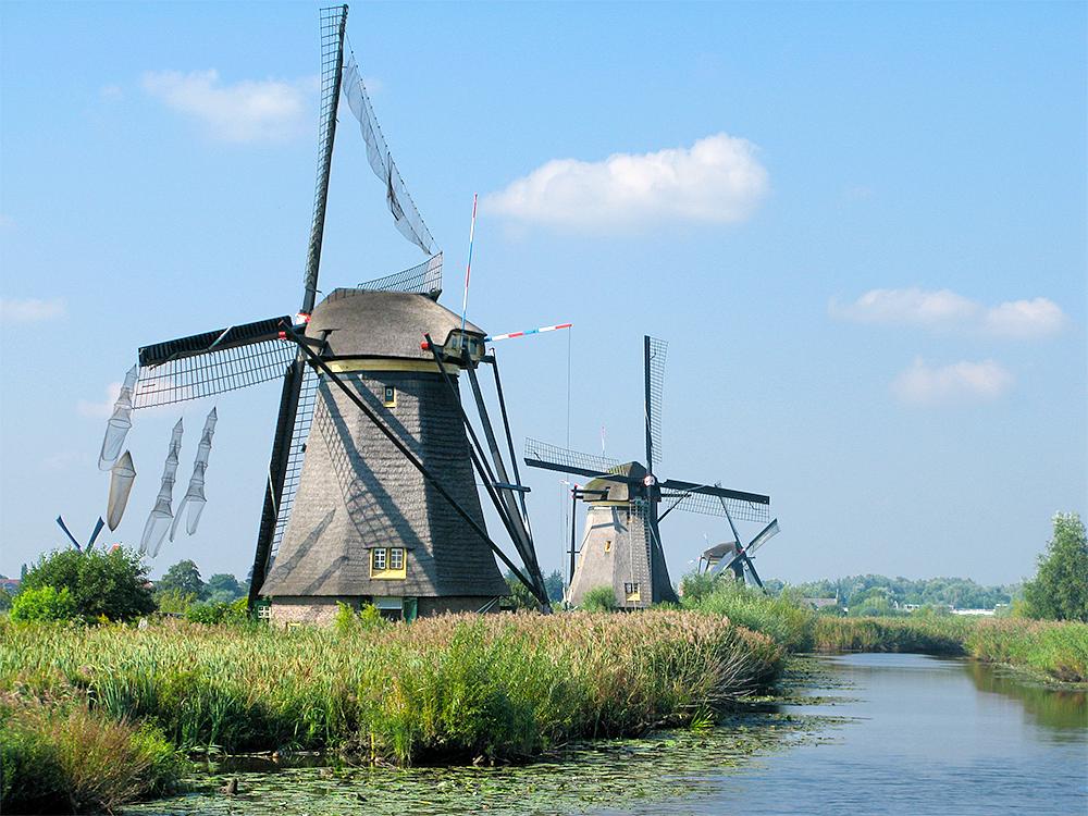 3, Molen 01503 Overwaard Molen No.3 (Kinderdijk), Gemaakt door Tineke den Boer (bewoonster, (11-9-2015) De derde molen van de Overwaard in de visnetten.  | Database Nederlandse molens