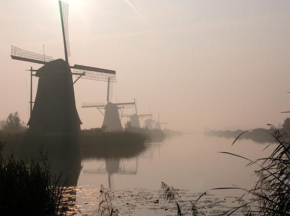 3, Molen 01505 Overwaard Molen No.5 (Kinderdijk), Hans Viveen (2004)Bijzonder mooie sfeeropname, met molen 5 staand tweede van links. | Database Nederlandse molens