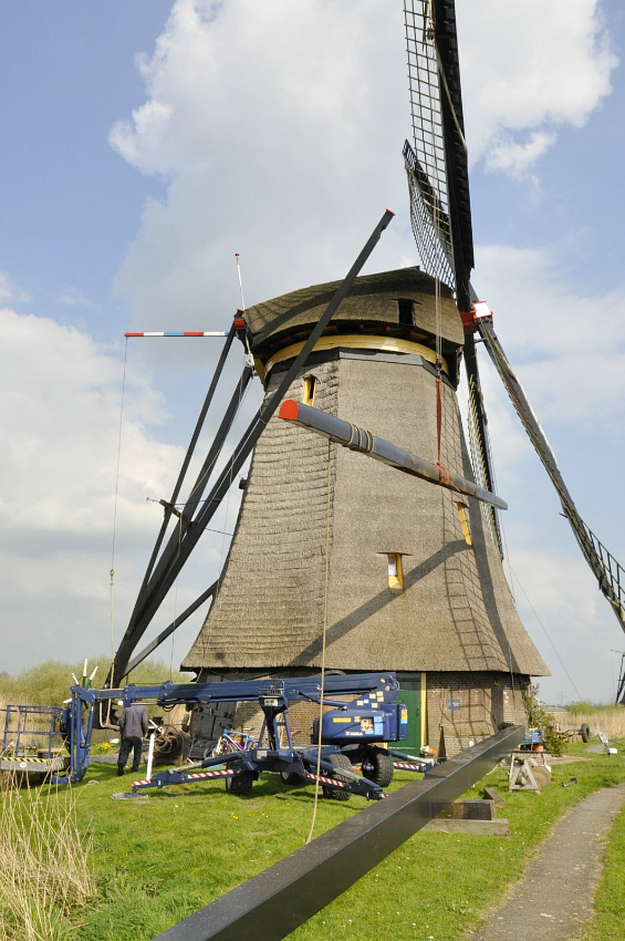4, Molen 01506 Overwaard Molen No.6 (Kinderdijk), Jaap de Vries (4-4-2017)Het strijken van een Pot lange spruit. | Database Nederlandse molens
