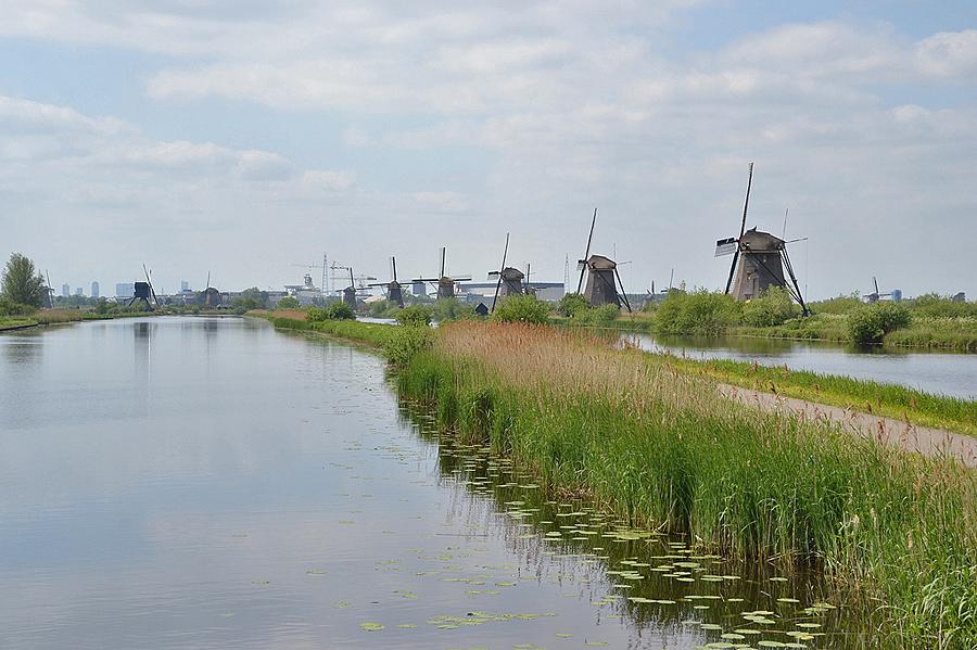 4, Molen 01508 Overwaard Molen No.8 (Kinderdijk), Rob Pols (15-5-2015)De molens No. 4 tot en met 8 van de Overwaard gezien vanuit het oosten. Vooraan rechts molen No. 8. Links is onder andere De Blokker zichtbaar. | Database Nederlandse molens