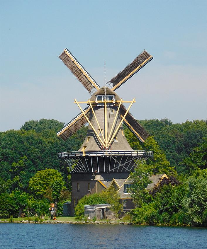 4, Molen 10673 De Ster (Rotterdam), Piet Glasbergen (27-6-2018)De imposante molen met de Kralingse Plas ervoor. Ondanks de hoogte van De Ster is er rijkelijk veel (te) hoge begroeiing in de nabije omgeving. | Database Nederlandse molens
