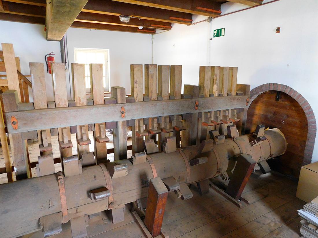 13, Molen 10673 De Ster (Rotterdam), Piet Glasbergen (27-6-2018)Het zuidelijk uiteinde, voor haktonnen 1, 2 en 3. De wentelas gaat door de muur, aan de andere kant zit het rondsel dat de kollergang aandrijft. | Database Nederlandse molens
