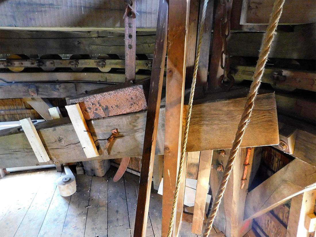 20, Molen 10673 De Ster (Rotterdam), Piet Glasbergen (27-6-2018)Kapzolder met vangbalk (met extra gewicht), haak (sabelijzer), hangereel, kneppel, rollenkruiwerk | Database Nederlandse molens