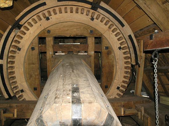 21, Molen 10681 Onverwacht / Schelvenaer (Krimpen aan den IJssel), Willem Jans (18-10-2008)Het bovenwiel met de bovenas, die op de insteekkop na van hout is. | Database Nederlandse molens