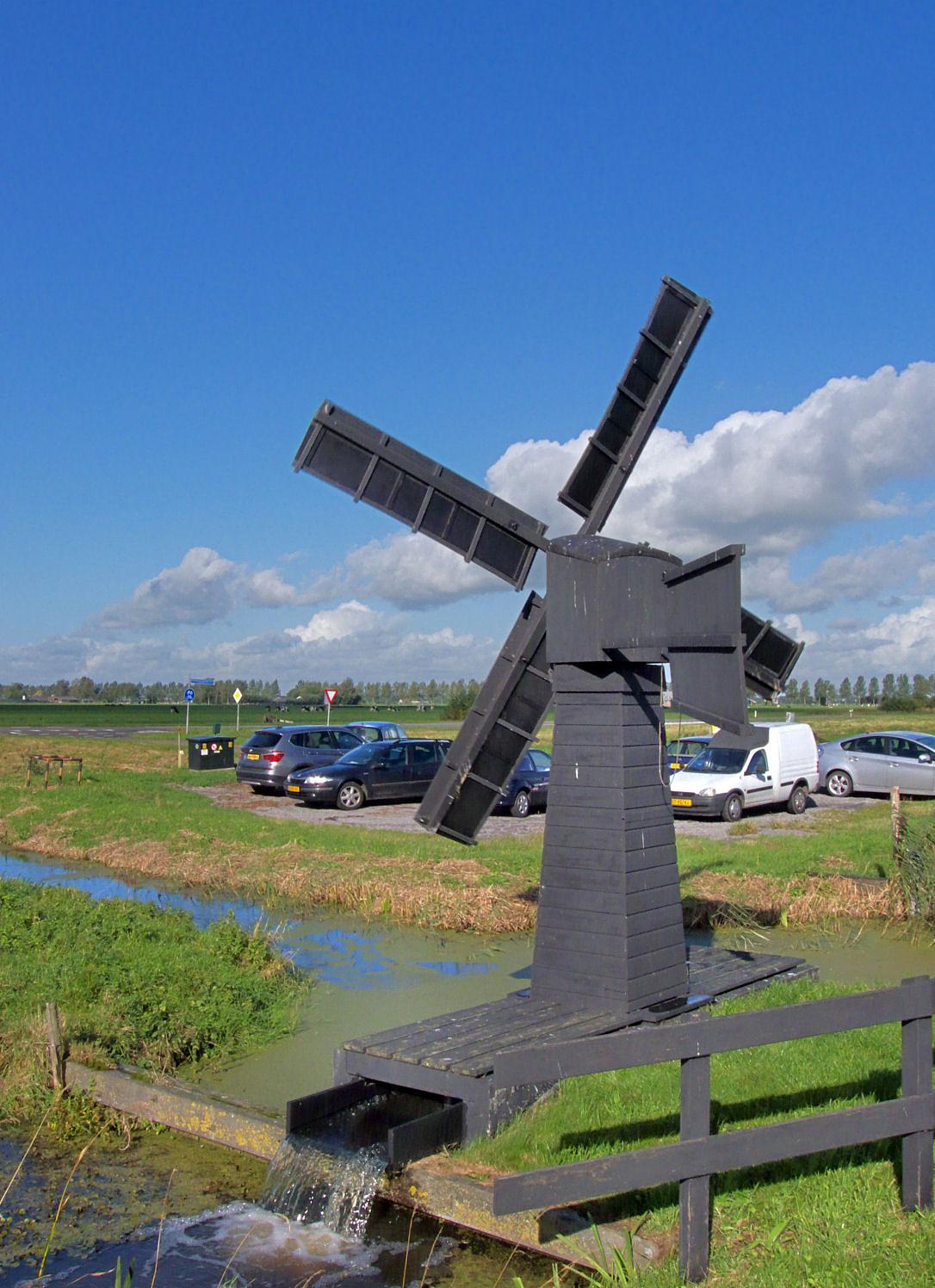 8, Molen 01482 De Westermolen (Langerak), De weidemolen die bij de grote wipmolen staat.  Jan Bakker (29-9-2012) | Database Nederlandse molens