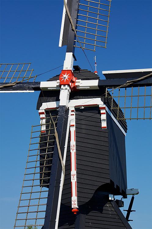 6, Molen 01212 Ter Leede (Leerdam), Boukje van Leijen (8-5-2016) | Borstnaald met inscripties. In de borstnaald komt een aantal inscripties voor, te weten van boven naar beneden: J. v. R. S. T. P. vd L W H. A. P. P 1952. W. G. T. C. D. G. 1846.  Het jaar 1952 herinnert aan de overname van de molen door de glasfabriek. De daarboven voorkomende letters zijn de initialen van H.A.P. Pijnacker, toenmalig directeur van deze onderneming. De betekenis van de overige inscripties is niet bekend.  Bron: 'Van maalwerktuigen tot cultuurmonumenten' van de Stichting Publikaties Alblasserwaard en Vijfheerenlanden.website SIMAV. | Database Nederlandse molens