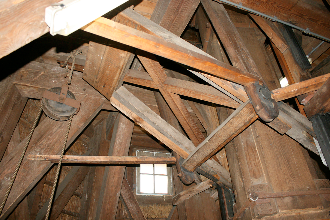 11, Molen 01522 De Heesterboom (Leiden), Frank Moerland (17-9-2017) Raamwerk en hijsblok ter bediening van de binnenvang.  | Database Nederlandse molens