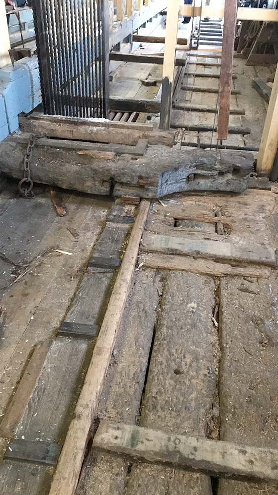 12, Molen 01522 De Heesterboom (Leiden), Toby de Kok (19-11-2017)Twee van de zaagsledes. Rechts de vloerslede. | Database Nederlandse molens
