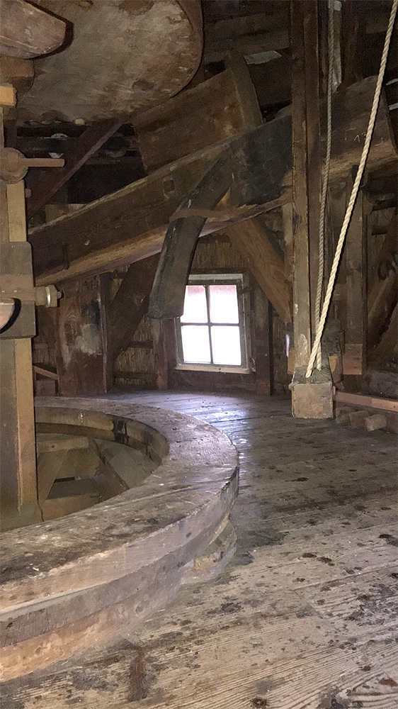 13, Molen 01522 De Heesterboom (Leiden), Toby de Kok (19-11-2017)Een blik op de binnenvang in de kapzolder. | Database Nederlandse molens