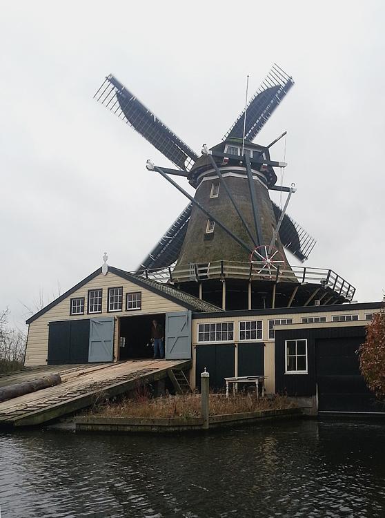 3, Molen 00991 De Herder (Leiden), De Herder, draaiend op het zuiden.  Joram Wijling (23-12-2013). | Database Nederlandse molens