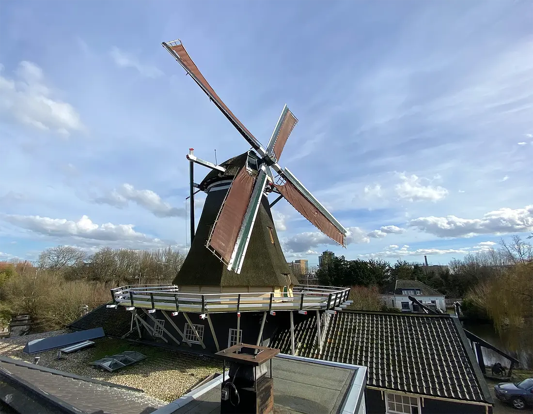 5, Molen 00991 De Herder (Leiden), Bjorn Jannink (11-3-2023)De Herder vanaf het dak van het bijbehorende woonhuis. | Database Nederlandse molens
