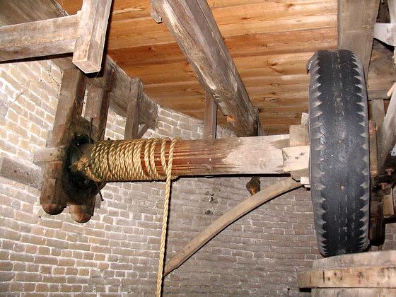 24, Molen 01892 Windlust (Achthuizen), Leo v.d. Drift (juli 2007). Sleepluiwerk met autoband. | Database Nederlandse molens