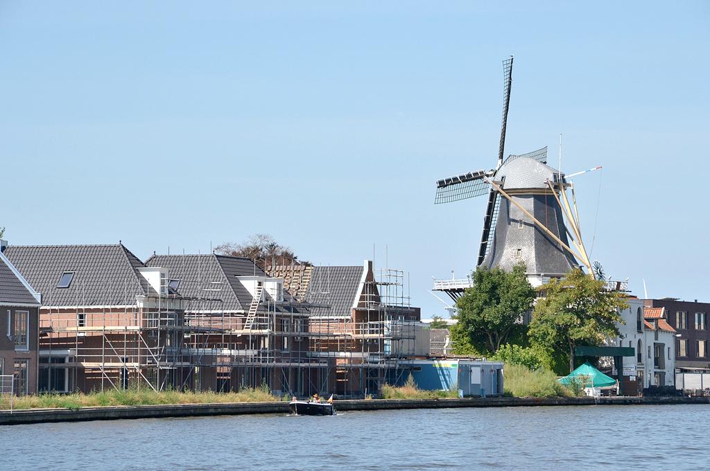 3, Molen 00054 De Eendracht (Alphen aan den Rijn), Rob Pols (2-8-2018)De molen gezien vanuit het (zuid)oosten, met op de voorgrond de Oude Rijn. | Database Nederlandse molens