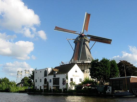 8, Molen 00054 De Eendracht (Alphen aan den Rijn), Philip Pijnnaken (2003)De molen nog met rode askop (zie Trivia) | Database Nederlandse molens