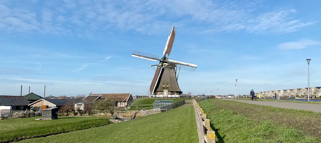 1, Molen 00056 Vrouwgeestmolen (Alphen aan den Rijn), Bjorn Jannink (12-02-2022)Hier is goed te zien dat de molen hoog boven de polder staat. Het water moet hier meer dan 4,5 m omhoog. Links is het grotendeels originele molenerf te zien. | Database Nederlandse molens