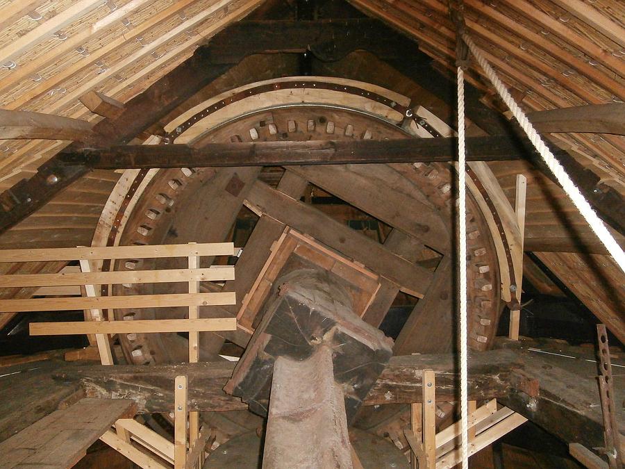 6, Molen 02560 Jan van Arkel (Arkel),  Justin van den Heuvel (26-5-2015)Het enorme bovenwiel. | Database Nederlandse molens