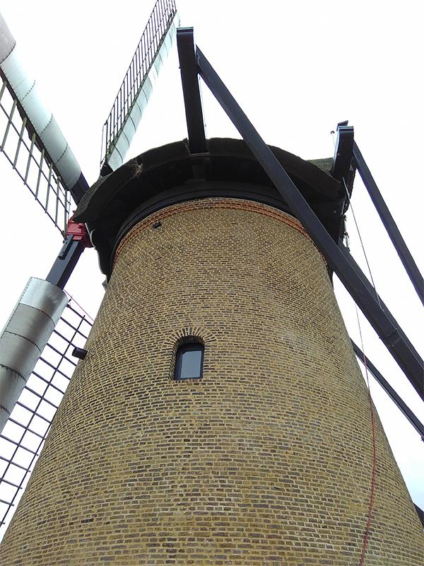 5, Molen 10144 Pendrechtse Molen (Barendrecht), Barend Zinkweg (17-12-2019)De molen met de nieuwe middenbalk en weer gaaf metselwerk. | Database Nederlandse molens
