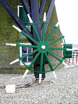 8, Molen 10144 Pendrechtse Molen (Barendrecht), Barend Zinkweg (2008).  Het onlangs vernieuwde kruirad. | Database Nederlandse molens