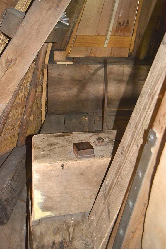 15, Molen 10144 Pendrechtse Molen (Barendrecht), Rob Pols (19-8-2020)Sinds de zomer van 2019 heeft de molen in de kap een zogenaamde middelbalk in plaats van een lange spruit. De oude lange spruit is simpelweg aan beide zijden afgezaagd, maar het resterende deel blijft gewoon in de kap liggen. | Database Nederlandse molens