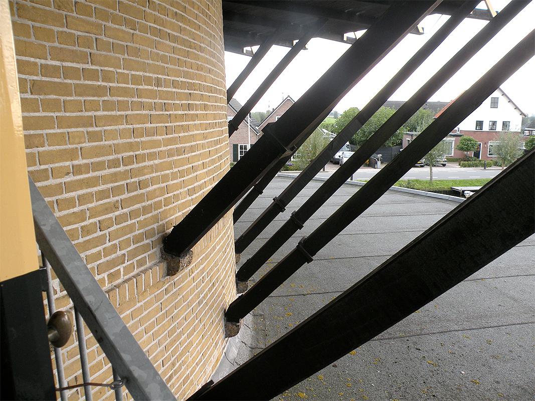 9, Molen 02562 De Vriendschap (Bleskensgraaf), Jesse Bergquist (5-10-2019)Sommige schoren zitten hoger dan anderen. De meeste schoren zijn ooit verlaagd. Dit omdat deze maar tot iets verder dan halverwege de stelling kwamen, waardoor je dus een zeer zwakke stelling krijgt. | Database Nederlandse molens