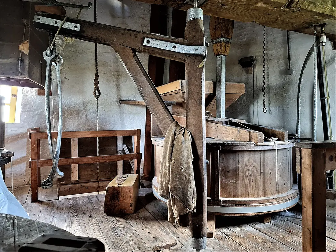 13, Molen 02562 De Vriendschap (Bleskensgraaf), Pieter Zuijkerbuijk (8-10-2022) | Database Nederlandse molens