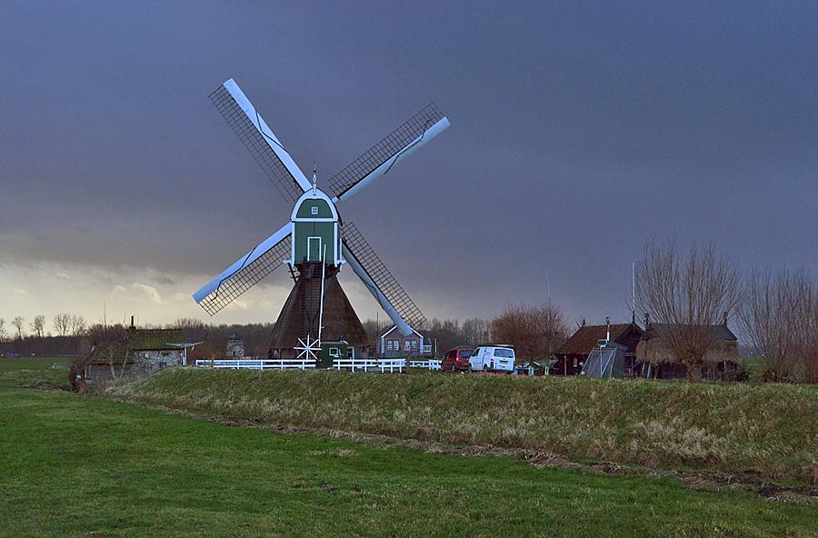 4, Molen 02564 Wingerdse Molen (Bleskensgraaf), Rob Pols (3-1-2014).Enkele minuten nadat deze foto was genomen brak een enorme hagelbui met onweer los. De molen - die hier zonder zeilen staat te malen - was inmiddels natuurlijk veilig vastgezet!  | Database Nederlandse molens