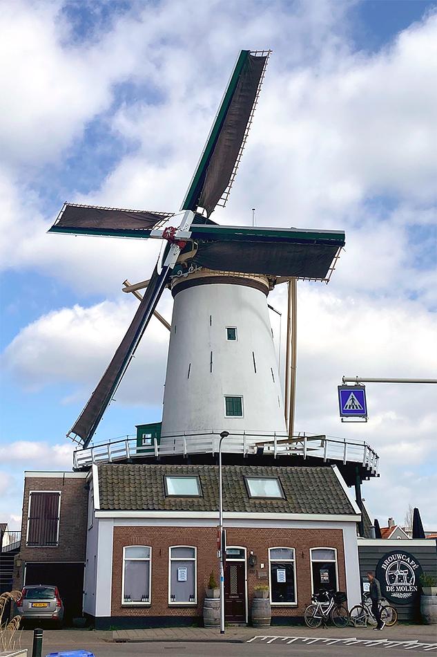 Molen 00046 De Arkduif (Bodegraven), Bjorn Jannink (20-3-2021)De molen draaiend met de nieuwe Vaags roeden. | Database Nederlandse molens