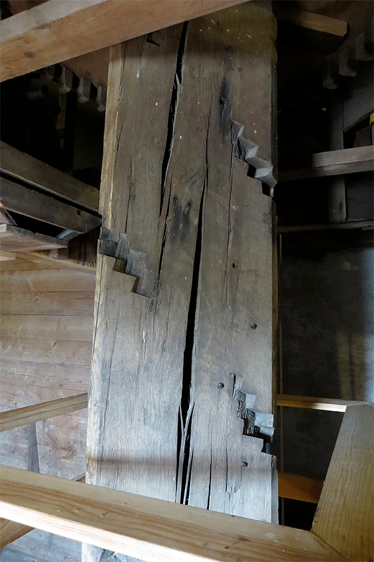 6, Molen 00046 De Arkduif (Bodegraven), Gerard Sturkenboom (20-4-2017)De koningsspil vertoont duidelijk tekenen van zijn oorspronkelijke functie: vijzelbalk. | Database Nederlandse molens
