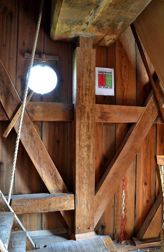 10, Molen 10145 't Vliegend Hert (Brielle), Rob Pols (24-3-2012)De constructie van de kast is voorzien van moerstijlen in plaats van de gebruikelijker spoorstijlen. | Database Nederlandse molens