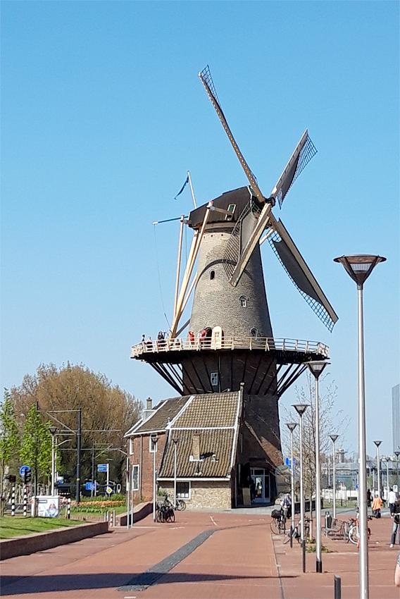4, Molen 03503 De Roos (Delft), Arie van Loo (18-4-2019)Omgeving is na gereedkomen van de spoortunnel sterk veranderd. | Database Nederlandse molens