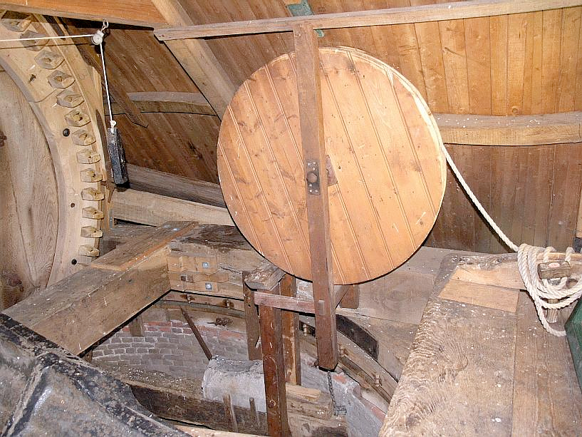 20, Molen 01891 De Bommelaer (Den Bommel), Willem Jans (9-7-2005). De vangtrommel. 'Vangschijf' is misschien een beter woord.  | Database Nederlandse molens