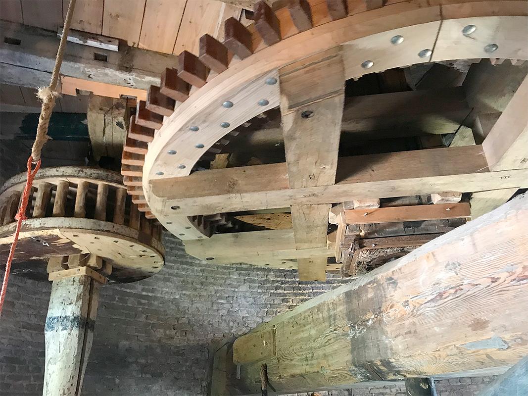 15, Molen 01891 De Bommelaer (Den Bommel), Toby de Kok (14-7-2018)Het spoorwiel en steenschijfloop. | Database Nederlandse molens