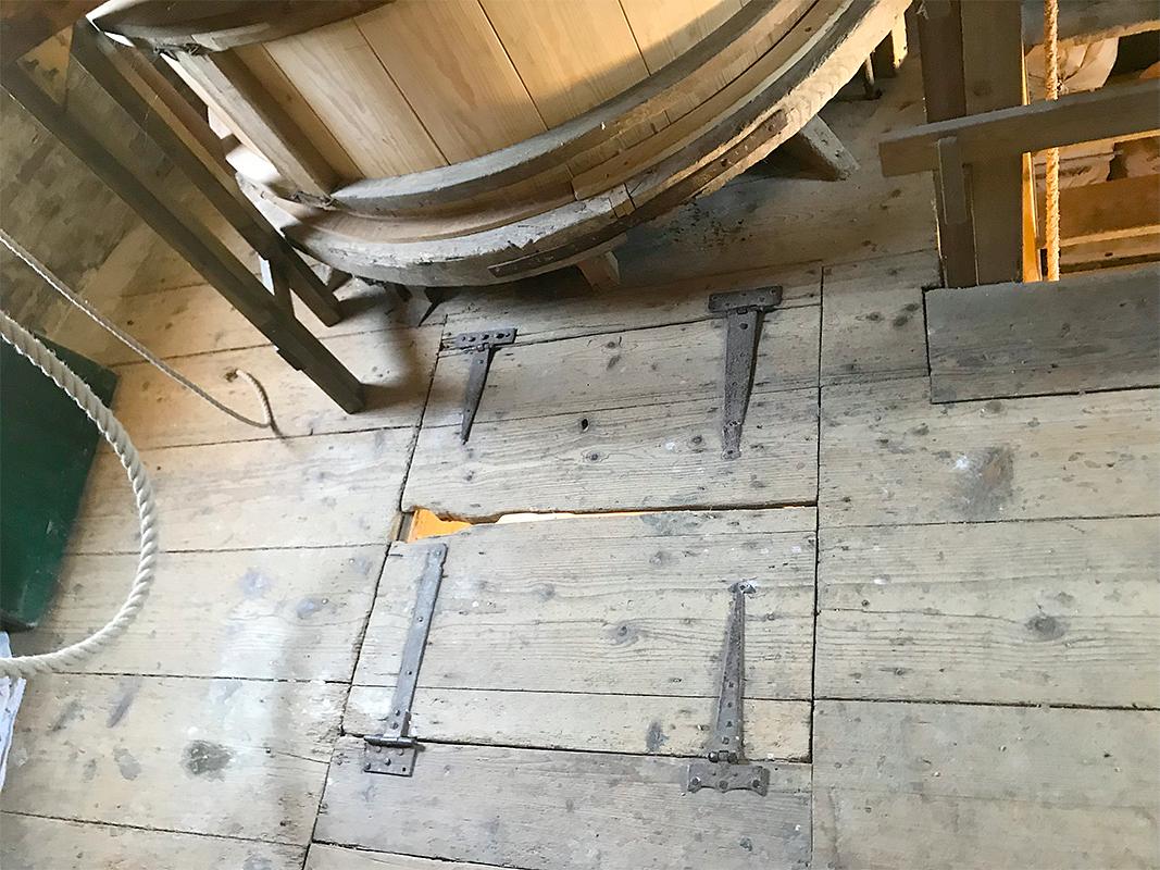 13, Molen 01891 De Bommelaer (Den Bommel), Toby de Kok (14-7-2018)Bijzonder kleine lui-luikjes. | Database Nederlandse molens