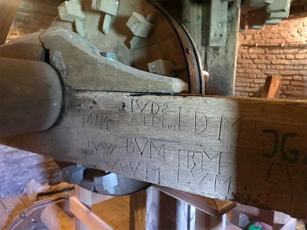 25, Molen 01891 De Bommelaer (Den Bommel), Toby de Kok (14-7-2018)Inscripties in een van de onderdelen van het kammen-op-dollen luiwerk. | Database Nederlandse molens