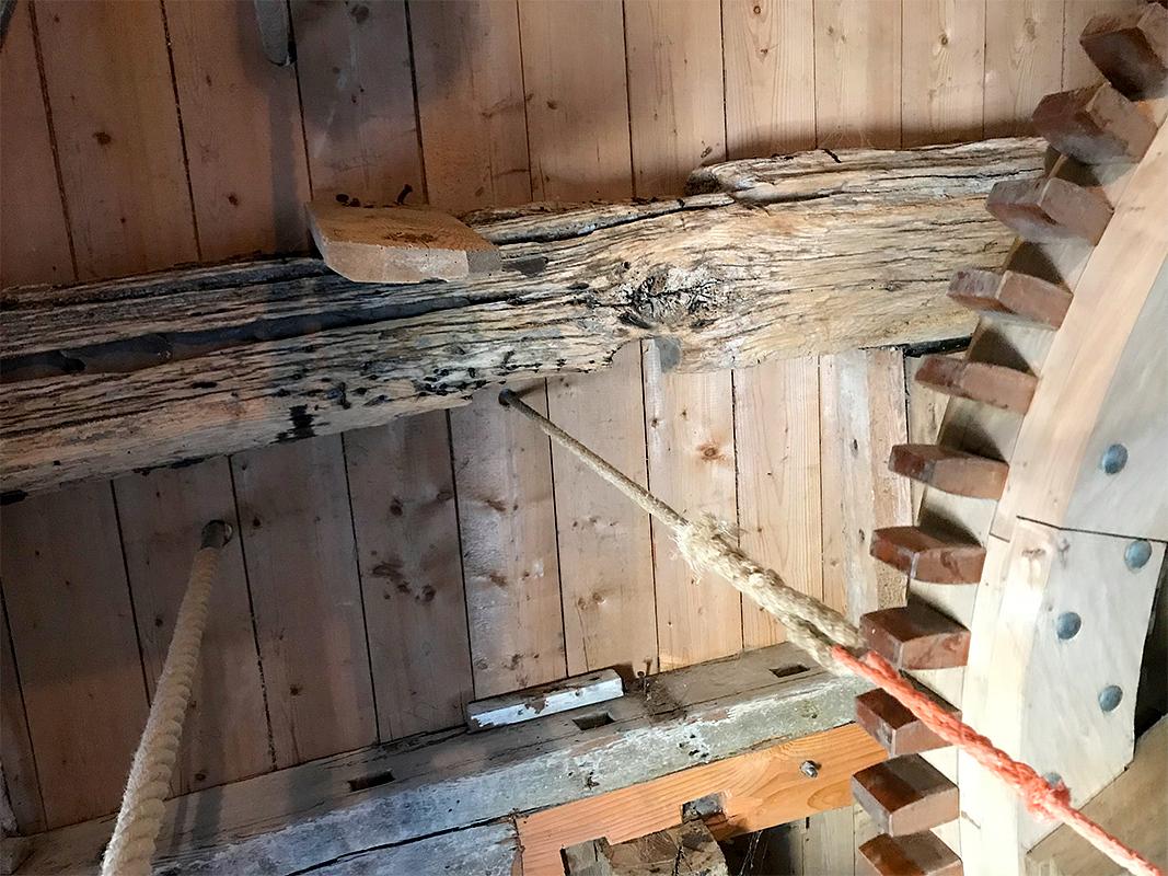 14, Molen 01891 De Bommelaer (Den Bommel), Toby de Kok (14-7-2018)Het te luien graan kan niet verder als de steenzolder, simpelweg omdat zich op de luizolder geen luiluiken bevinden | Database Nederlandse molens