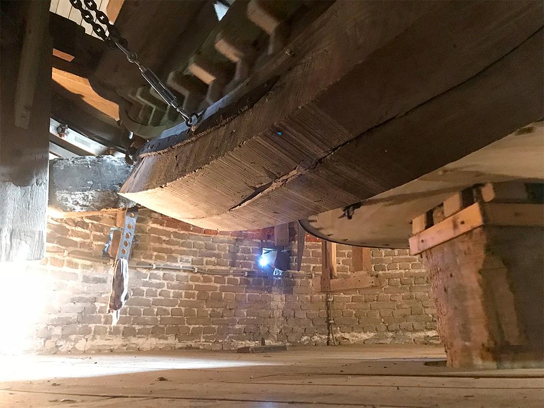 24, Molen 01891 De Bommelaer (Den Bommel), Toby de Kok (14-7-2018)De kapzolder ligt vrij hoog. Je zou het bijna kunnen vergelijken met de molen van Vierhuizen. | Database Nederlandse molens