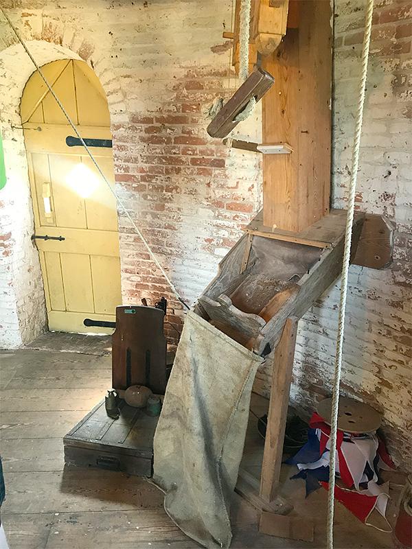 12, Molen 01886 De Eendracht (Dirksland), Toby de Kok (14-7-2018)De meelpijp en een van de stellingdeuren. | Database Nederlandse molens