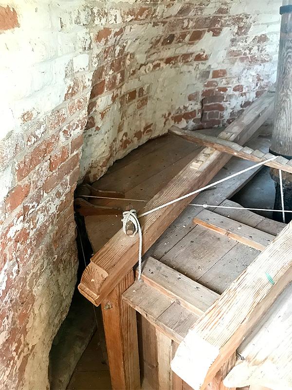 17, Molen 01886 De Eendracht (Dirksland), Toby de Kok (14-7-2018)Vroeger hebben in deze slanke molen drie koppel stenen gelegen. Om dat mogelijk te maken is overal op de steenzolder de romp uitgehakt. | Database Nederlandse molens