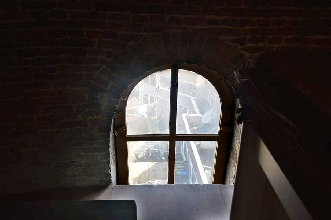6, Molen 01516 Kyck Over Den Dyck (Dordrecht), Robert van't Geloof (24-2-2016)De diverse verbouwingen door de eeuwen heen zijn hier en daar nog te zien zoals aan dit raam tussen twee zolders in. | Database Nederlandse molens