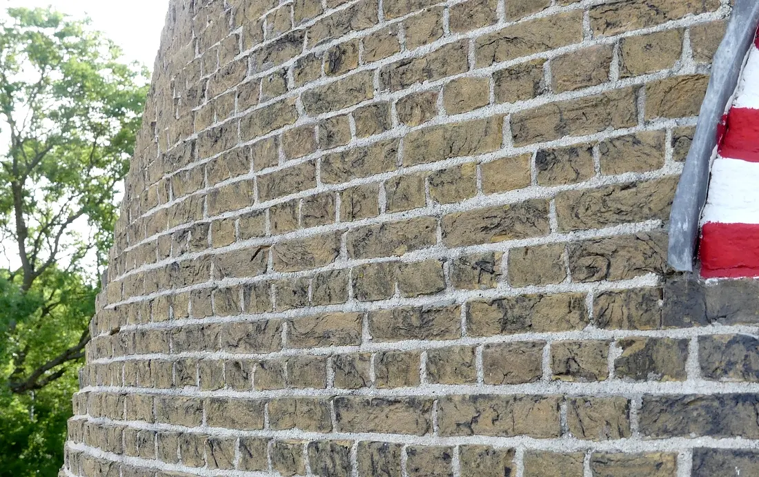 10, Molen 01911 De Bernissemolen (Geervliet), Piet Glasbergen (18-5-2022)Het trapsgewijze metselwerk. | Database Nederlandse molens