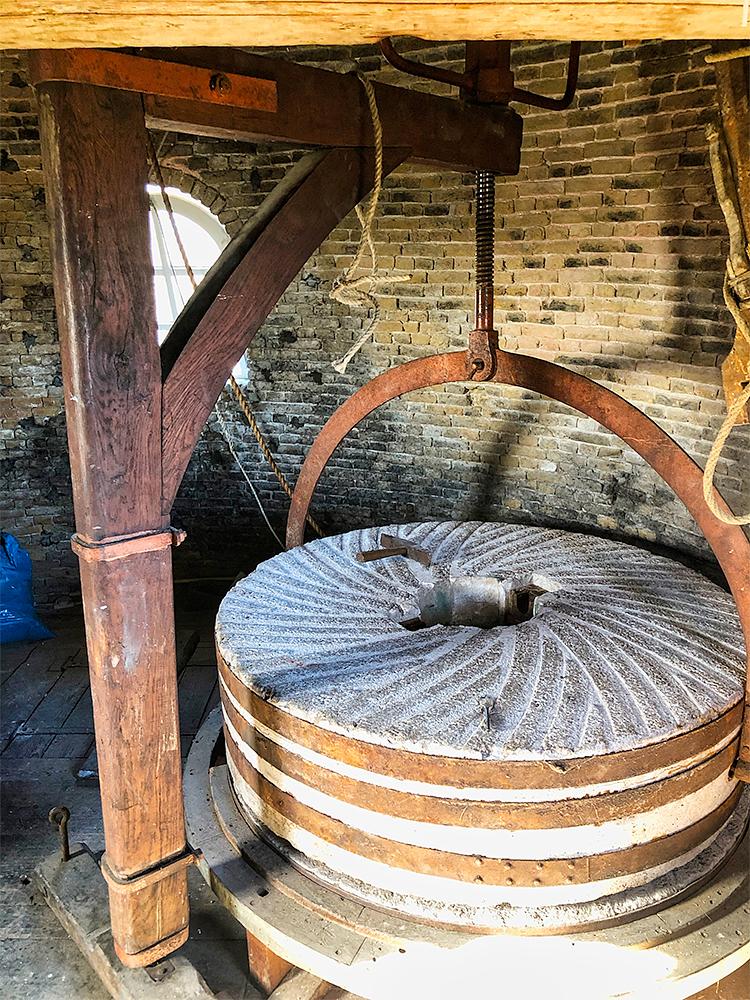 12, Molen 01911 De Bernissemolen (Geervliet), Frank Moerland (19-8-2019)De loper is omgedraaid, zodat bezoekers het scherpsel van de molensteen kunnen bewonderen. | Database Nederlandse molens