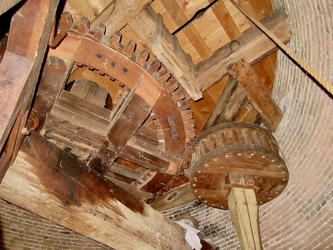 18, Molen 01911 De Bernissemolen (Geervliet), Frank Moerland (19-8-2019)Het spoorwiel met de steenschijfloop. | Database Nederlandse molens