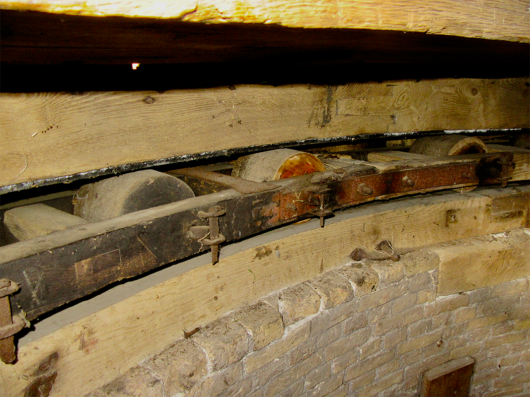 16, Molen 01911 De Bernissemolen (Geervliet), Frank Moerland (19-8-2019)De houten kruirollen. | Database Nederlandse molens