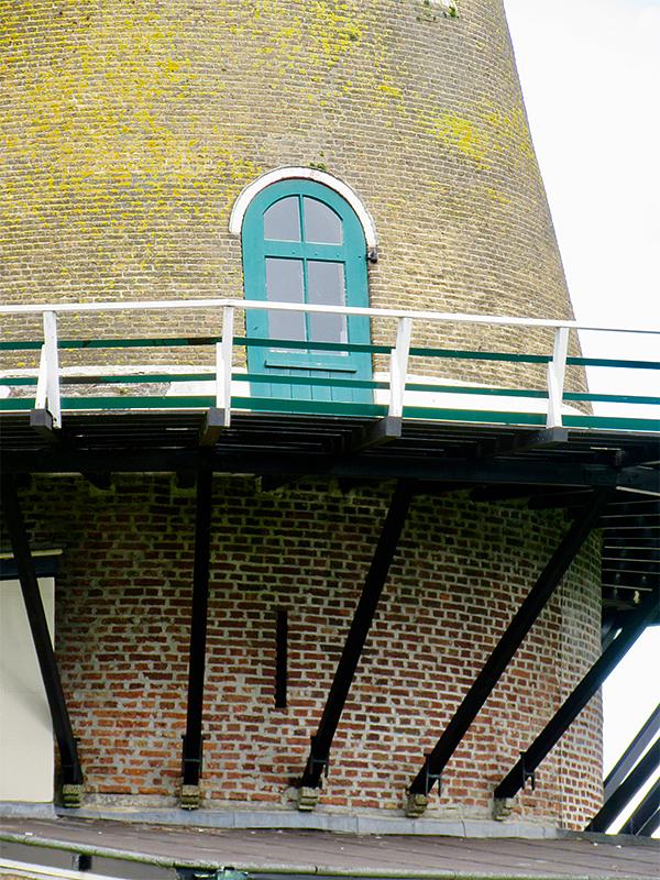 21, Molen 01911 De Bernissemolen (Geervliet), Frank Moerland (19-8-2019)Hier vanaf buiten een van de twee schietgaten. Goed te zien is het verschil in metselwerk tussen de molen uit 1851 en de toren uit de 12e/13e eeuw.  | Database Nederlandse molens
