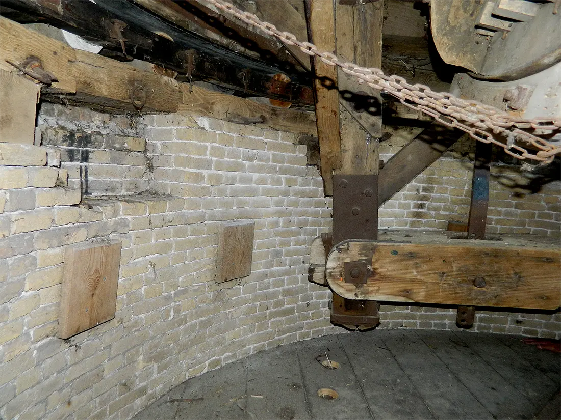 24, Molen 01911 De Bernissemolen (Geervliet), Vincent Mepschen (21-7-2018)Kapzolder. | Database Nederlandse molens