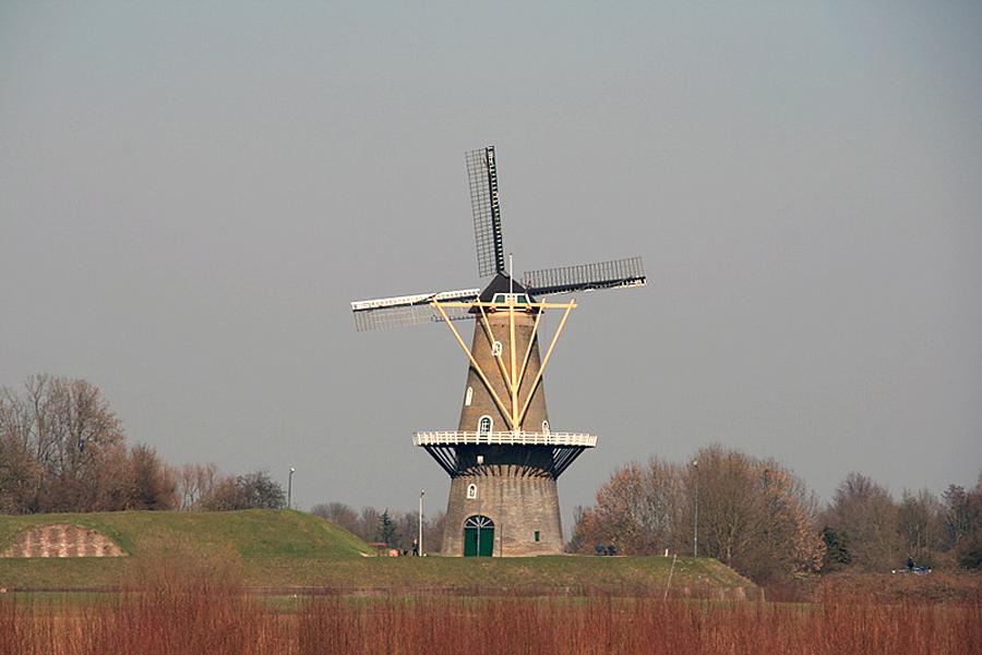 3, Molen 00841 De Hoop (Gorinchem), John Scholte (8-3-2011)Foto genomen vanaf de veerpont Gorinchem-Woudrichem.  | Database Nederlandse molens