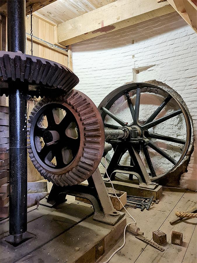 11, Molen 00841 De Hoop (Gorinchem), Pieter Zuijkerbuijk (10-7-2021)De haakse overbrenging, die middels een aandrijfriem aangedreven werd vanuit de invaart. | Database Nederlandse molens