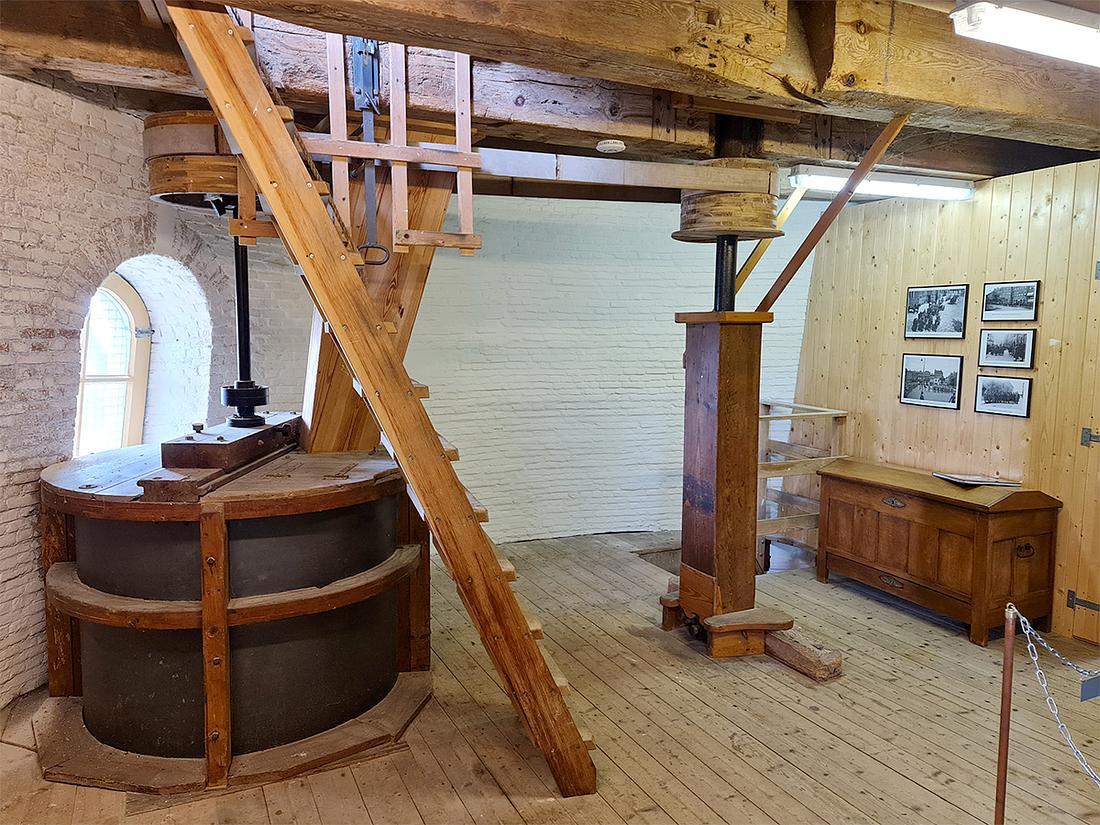 12, Molen 00841 De Hoop (Gorinchem), Pieter Zuijkerbuijk (10-7-2021)De aandrijving van de mengketel. | Database Nederlandse molens